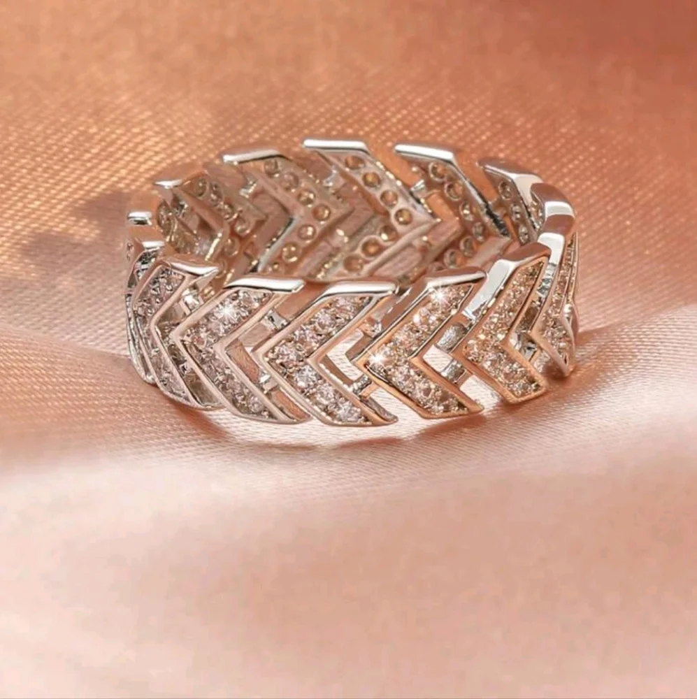 BRAND NEW ** Elegant Silver Chevron Ring